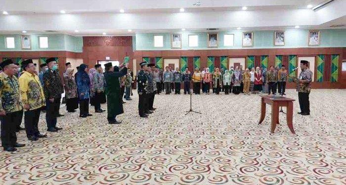 Gubernur Kalimantan Selatan H Sahbirin Noor atau Paman Birin saat mengambil sumpah 101 pejabat Pemprov Kalsel yang dilantik. (foto : Humas Pemprov Kalsel)