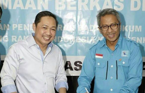 Ketua Umum DPP Partai Gelora Aries Matta bersama Ketua DPW Partai Gelora Kalsel H Ruswandi saat menerima SK Kemenkumham.