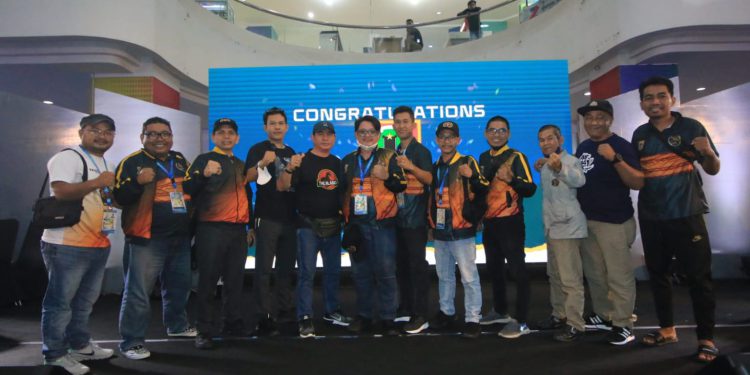 Tim eSport PWI Kalsel berfoto bersama usai menerima medali perak.