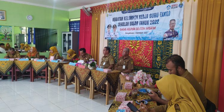 Kepala Disdik Banjarmasin Nuryadi menghadiri Kegiatan Kelompok Kerja Guru (KKG) Gugus Kelayan Selatan Basirih, di SD Basirih 8. (foto : shn)