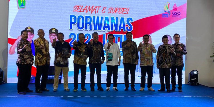 Ketua PWI Pusat Atal S Depari dan jajaran berfoto bersama dengan Walikota Malang Sutiaji saat Gala Dinner dengan kontingen Porwanas. (smr)