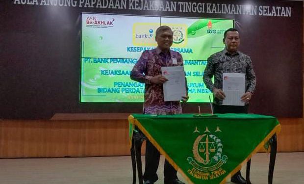 Dirut Bank Kalsel Hanawijaya dan Kepala Kejati Kalsel DR Mukri saat menunjukkan dokumen perpanjangan MoU setelah ditandatangani sebelumnya.