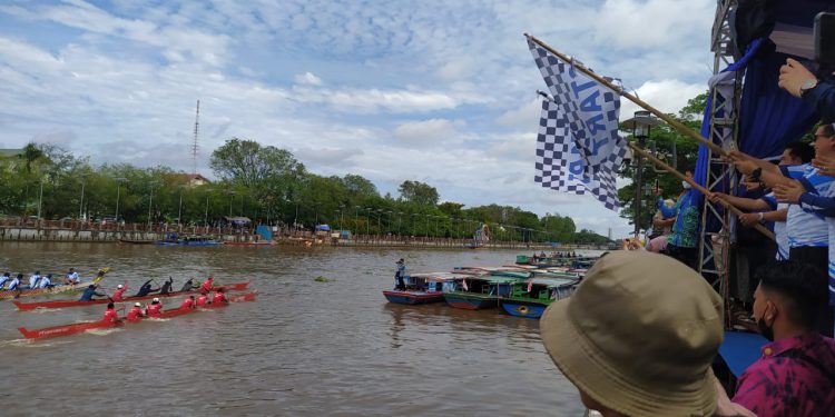 Walikota Banjarmasin H Ibnu Sina saat mengangkat bendera start pada lomba jukung tradisional di Sungai Martapura, Banjarmasin. (foto : shn)