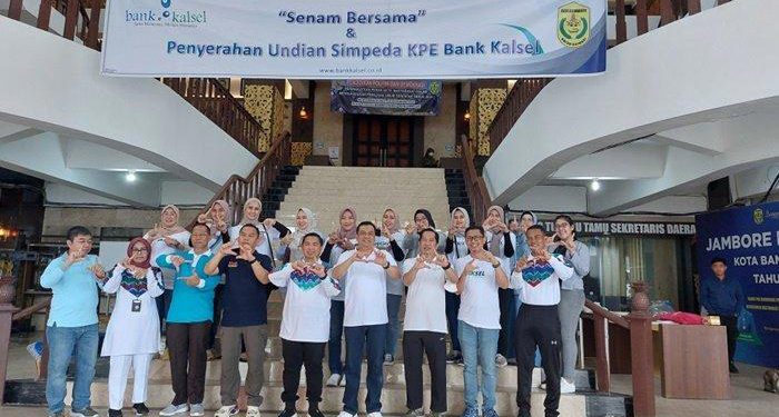 Walikota Banjarmasin H Ibnu Sina, perwakilan Bank Kalsel dan penerima undian emas antam Bank Kalsel saat berfoto bersama.