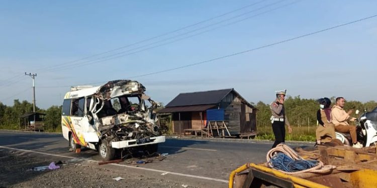 Kondisi minibus yang penyok di bagian depan usai menabrak belakang tronton.