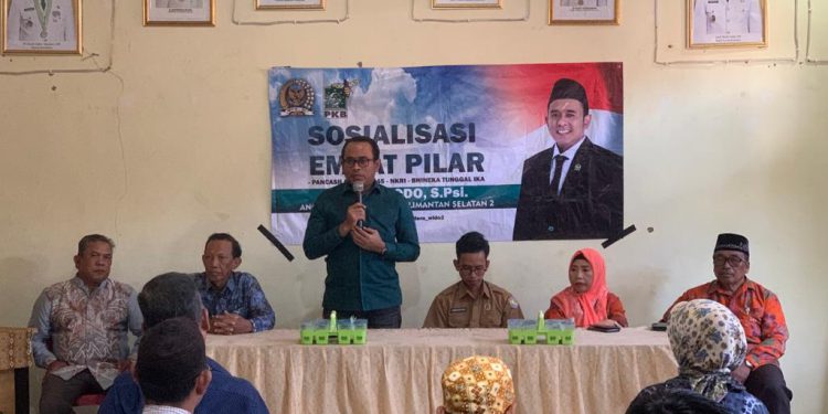 Anggota DPR/MPR RI Heru Widodo gencar laksanakan Sosialisasi empat pilar kepada masyarakat yang ada Desa Dirgahayu, Pulau Laut Utara, Kotabaru. (foto : istimewa)