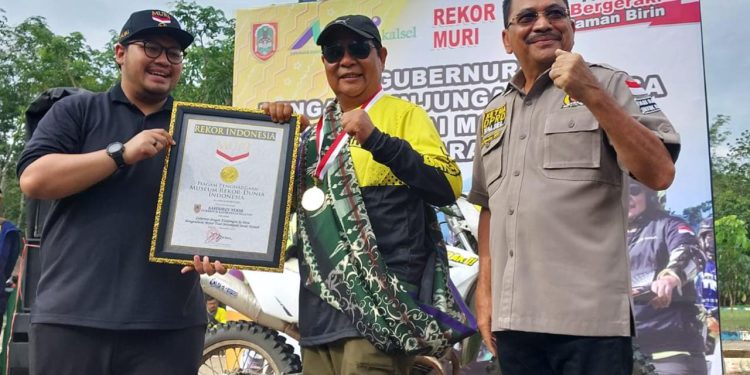 Penghargaan Rekor MURI diterima Gubernur Kalsel H Sahbirin Noor didampingi Ketua DPRD Kalsel H Supian HK di Kiram Park.