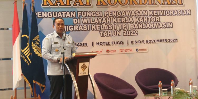 Kepala Kanwil Kemenkumham Kalsel Lilik Sujandi saat membuka Rakor Penguatan Fungsi Keimigrasian di wilayah Kerja Kantor Imigrasi Kelas I TPI Banjarmasin 2022