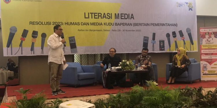 Ketua PWI Kalsel Zainal Helmie saat menyampaikan materi pada Literasi Media. (foto : smr)