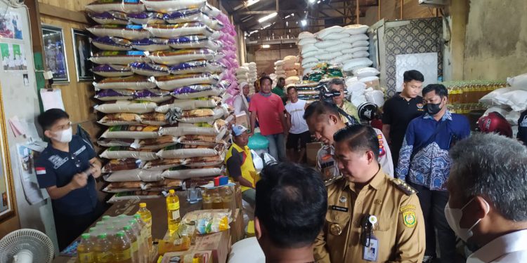 Walikota Banjarmasin H Ibnu Sina saat monitoring ketersediaan dan harga bahan pokok di pasar. (foto : shn)