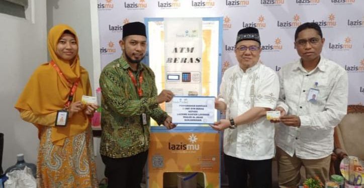 Penyerahan mesin ATM Beras secara simbolis Direktur UPZ Bank Kalsel H M Fajri Muhtadi didampingi Sekretaris UPZ Bank Kalsel Junaidi kepada Pimpinan Lazismu Kantor Layanan Masjid Al Jihad Muhammad Ikbal.