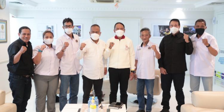 Ketum PWI Pusat Atal S Dipari beserta jajaran berfoto bersama dengan Menpora RI Zainudin Amali usai melaporkan kesiapan Porwanas. (foto : istimewa)