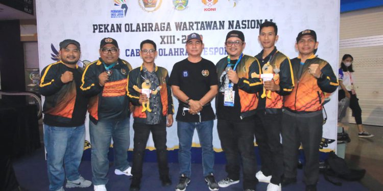 Ketua PWI Kalsel Zainal Helmie dan Ketua Siwo PWI Kalsel berfoto bersama dengan tim eSport PWI Kalsel yang berhasil sumbang dua medali. (foto : istimewa)