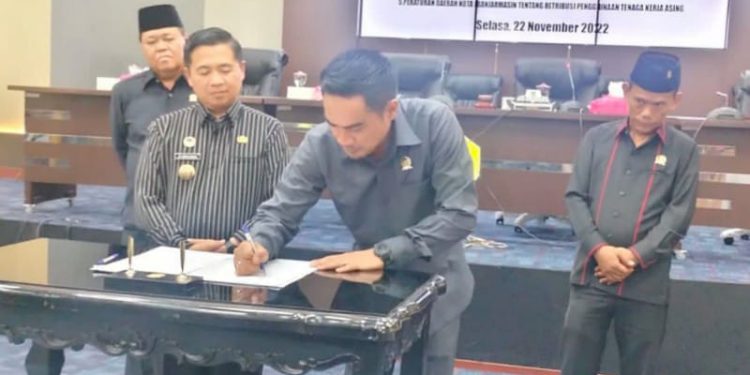 Ketua DPRD Banjarmasin H Hary Wijaya menandatangani Perda APBD 2023 didampingi unsur pimpinan dan Walikota Banjarmasin H Ibnu Sina. (foto : sna)