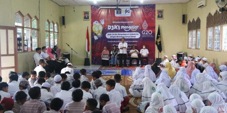 Kanwil Kemenkumham Kalsel menggelar DJKI Mengajar bersama Guru Kekayaan Intelektual (RuKI) bertempat di SD Islam Sabilal Muhtadin Banjarmasin. (foto : Humas Kemenkumham Kalsel)