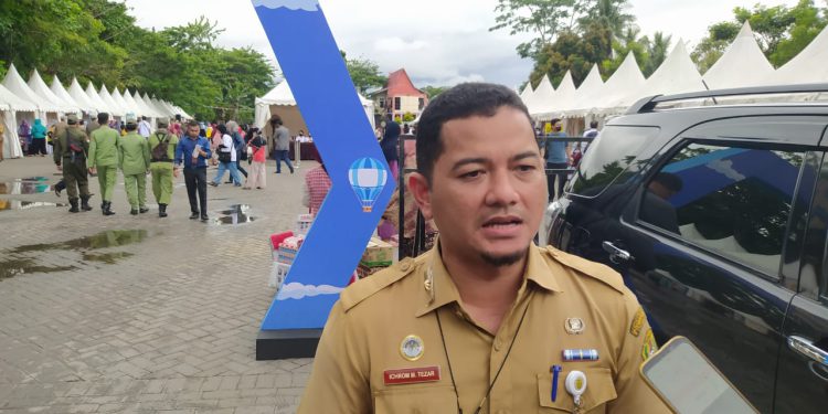 Kepala Disperdagin Banjarmasin Icrom Muftezar saat diwawancarai di sela kegiatan Pasar Murah di Taman Kamboja. (foto : shn)