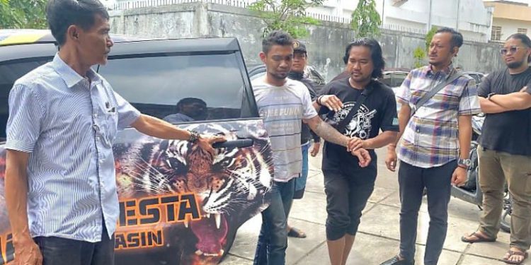 Pelaku pembunuhan Ali Haidir saat digiring petugas kepolisian untuk diamankan di Mapolresta Banjarmasin. (foto : Humas Polresta Banjarmasin)