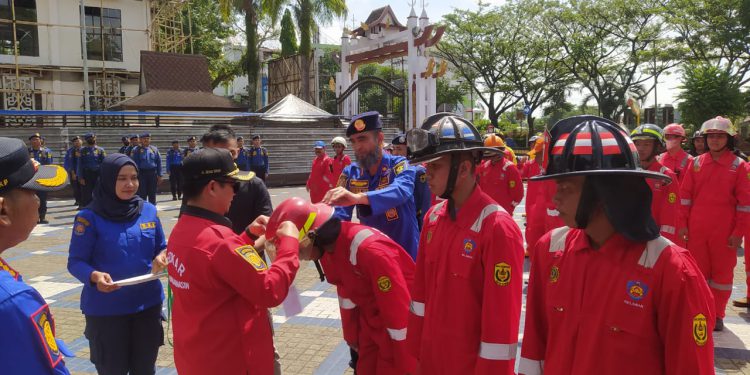 Walikota Banjarmasin H Ibnu Sina saat mengukuhkan Redkar Banjarmasin di halaman Balaikota Banjarmasin. (foto : shn)