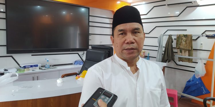 Kepala Dinas Kesehatan (Dinkes) Banjarmasin Muhammad Ramadhan saat diwawancarai wartawan terkait ketersediaan stok vaksin. (foto : shn)