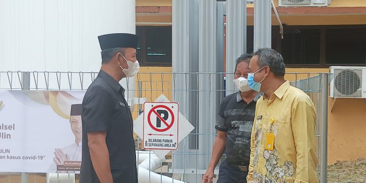 Wakil Ketua Komisi II DPRD Kalsel Muhammad Yani Helmi, melakukan kunjungan kerja melihat langsung kesiapan RSUD Ulin Banjarmasin mengantisipasi peningkatan kebutuhan gas medik akibat peningkatan kasus Covid-19. (foto : istimewa)