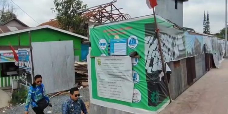 Walikota Banjarmasin H Ibnu Sina saat meninjau progres pembangunan Museum Sungai Banjarmasin. (foto : shn)