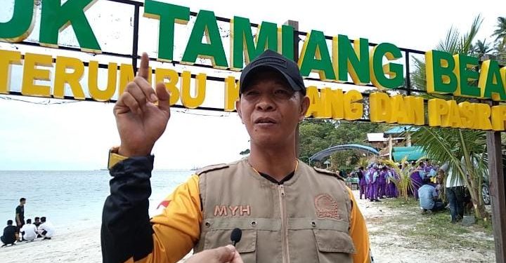 Wakil Ketua Komisi II DPRD Kalsel, Muhammad Yani Helmi saat di Pantai Teluk Tamiyang di Kecamatan Tanjung Selayar, Kabupaten Kotabaru. (foto : istimewa)