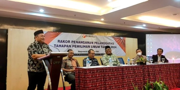 Komisioner Bawaslu Banjarmasin Akhmad Mukhlis saat memberi materi pada Rakor Penanganan Pelanggaran Tahapan Pemilu. (foto : smr)