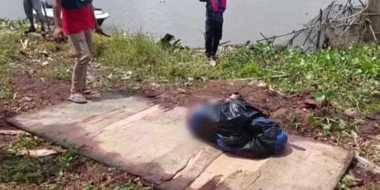 Jasad perempuan setengah bugil dalam sarung mobil saat dievakuasi ke tepi sungai.