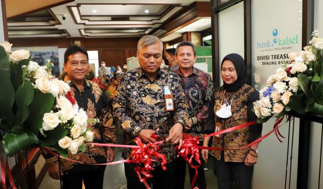 Peresmian Dealing Room Bank Kalsel disimboliskan dengan Pengguntingan Untaian Pita oleh Dirut Bank Kalsel Hanawijaya. (foto:Bank Kalsel)