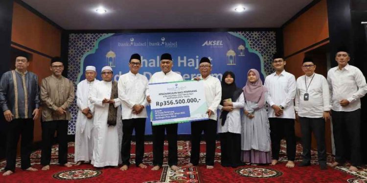 Di sela salat hajat dan doa bersama, Dirut Bank Kalsel menyerahkan bonus kepada kontingen Kalsel yang juara pada MTQ Nasional XXIX. (foto : Humas Bank Kalsel).