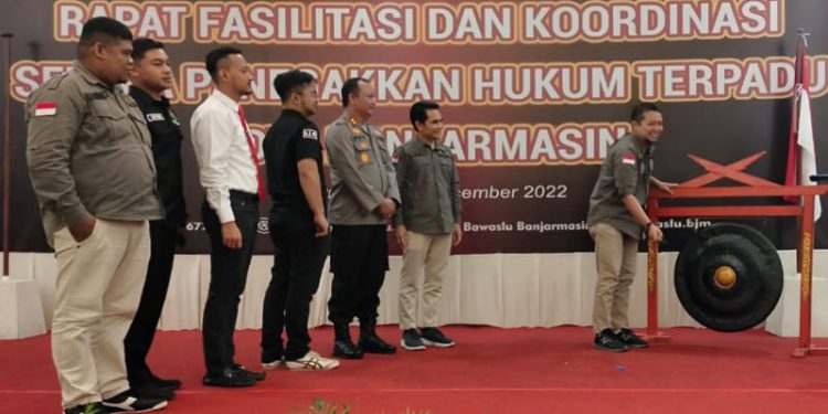 Ketua Bawaslu Banjarmasin M Yasar pukul gong tanda launching sentra Gakkumdu Banjarmasin. (foto : sdy)