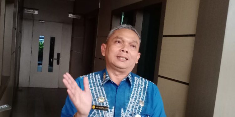 Kepala Disbubporapar Banjarmasin Iwan Fitriady ketika diwawancarai di kantor DPRD Banjarmasin. (foto : smr)