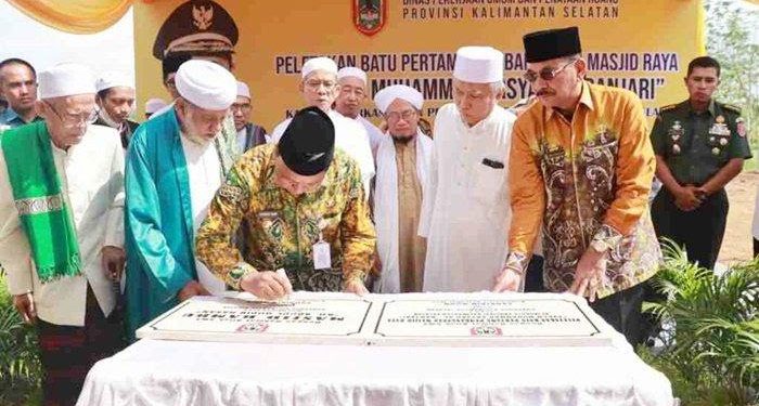 Gubernur Kalsel H Sahbirin tandatangani prasasti Masjid Raya Syekh Muhammad Arsyad Al Banjari.