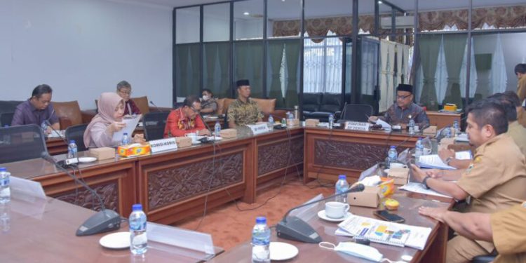 Rapat koordinasi dan harmonisasi penyusunan Propemperda 2023 oleh BP Perda DPRD Kalsel.