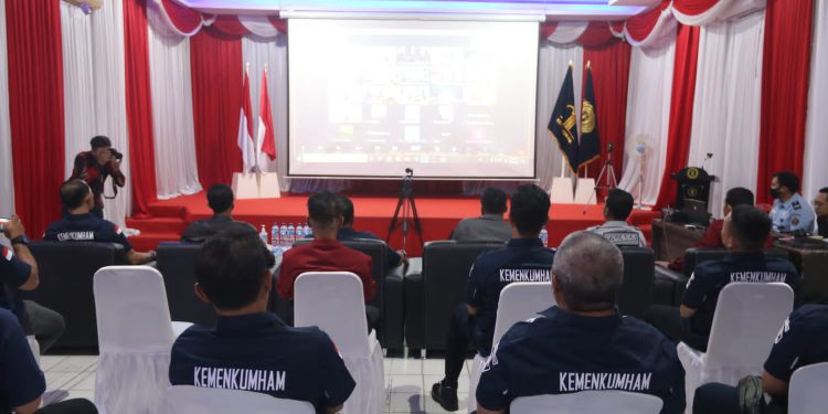 Kepala Kanwil Kemenkumham Kalsel Lilik Sujandi memberikan pengarahan secara virtual saat kegiatan Karutan Sapa Tengah Malam di Lapas Kelas II Banjarmasin. (foto : Humas Kemenkumham Kalsel)