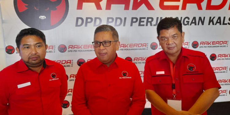 Sekjen DPP PDI Perjuangan Hasto Kristiyanto dan Sekretaris DPD PDI Perjuangan Kalsel Muhammad Syaripuddin usai Rakerda PDI Perjuangan Kalsel. (foto : putza)