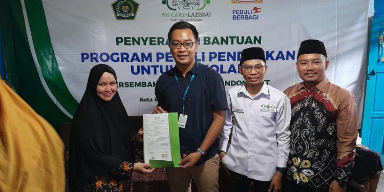 Penyerahan bantuan dua toilet secara simbolis kepada MI Darul Falah.