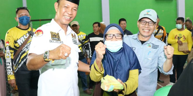 Wakil Ketua Komisi II DPRD Kalsel, Muhammad Yani Helmi bersama jajaran Dinas Kesehatan dan beberapa rumah sakit milik Pemprov melaksanakan baksos yang digelar di Desa Batuah, Kecamatan Kusan Hilir, Tanbu. (foto : Humas DPRD Kalsel)