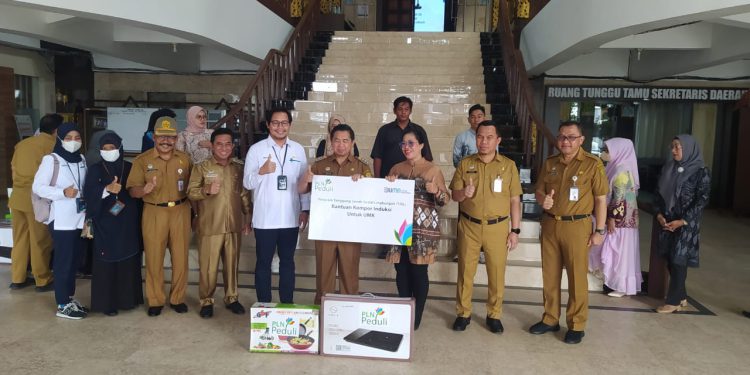 Penyerahan secara simbolis bantuan kompor induksi kepada pelaku UMKM di Beranda Balaikota Banjarmasin. (foto : shn)