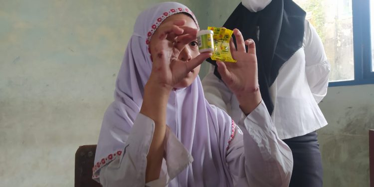 Siswa terkena scabies saat mendapatkan pengobatan. (foto : shn)