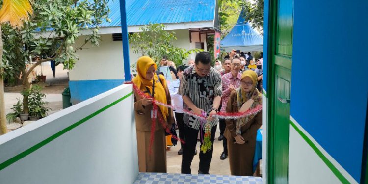 Peresmian Toilet Bantuan Bank Kalsel ini dilakukan Direktur UPZ Bank Kalsel HM Fajri Muhtadi, mewakili Direktur Utama Bank Kalsel Hanawijaya. (foto : istimewa)