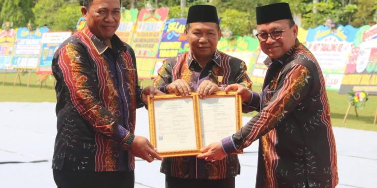 H Anang Syakhfiani, Bupati Tabalong menerima sertifikat hak cipta yang melegitimasi Mars dan Hymne Kabupaten Tabalong. (foto : Humas Kemenkumham Kalsel)