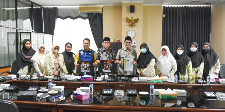 Jajaran Lazismu Kalsel foto bersama dengan Ketua Komisi IV DPRD Kalsel HM Lutfi Saifuddin usai audensi.