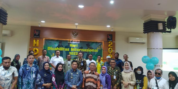 Walikota Banjarmasin H Ibnu Sina befoto bersama di sela peringatan hari Disabilitas Internasional. (foto : shn)