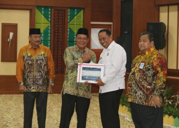 Paman Birin Serahkan Penghargaan kepada Kakanwil Kemenkumham Kalsel