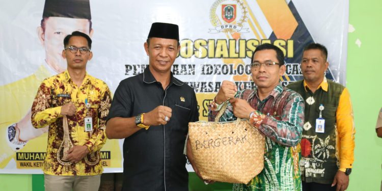 Wakil Ketua Komisi II DPRD Kalsel Muhammad Yani Helmi berikan doorprize di sela melaksanakan pembinaan Ideologi Pancasila di SMPN 1 Batulicin. (foto : istimewa)