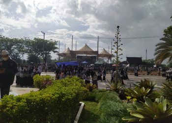 Diguyur Hujan, Ribuan Guru Tetap Antusias Ikuti Apel HUT Hari Guru dan PGRI 