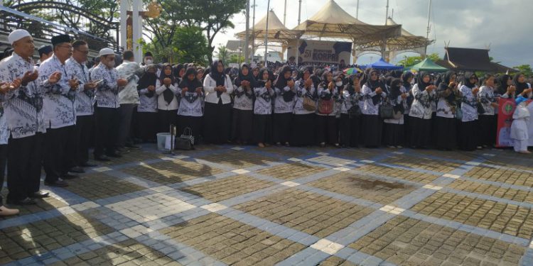 Ribuan guru di Banjarmasin saat memanjatkan doa bersama pada peringatan HUT PGRI dan Hari Guru di halaman Balaikota Banjarmasin. (foto : shn)