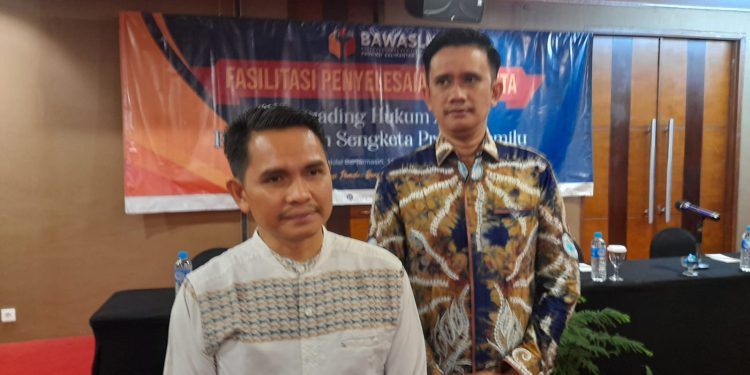 Azhar Ridhanie, Komisioner Bawaslu Kalsel Divisi Hukum dan Penindakan Pelanggaran saat diwawancarai di sela kegiatan fasilitasi.