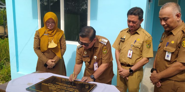 Walikota Banjarmasin H Ibnu Sina tandatangani prasasti peresmian BPP Kecamatan Banjarmasin Timur dan Selatan. (foto : shn)